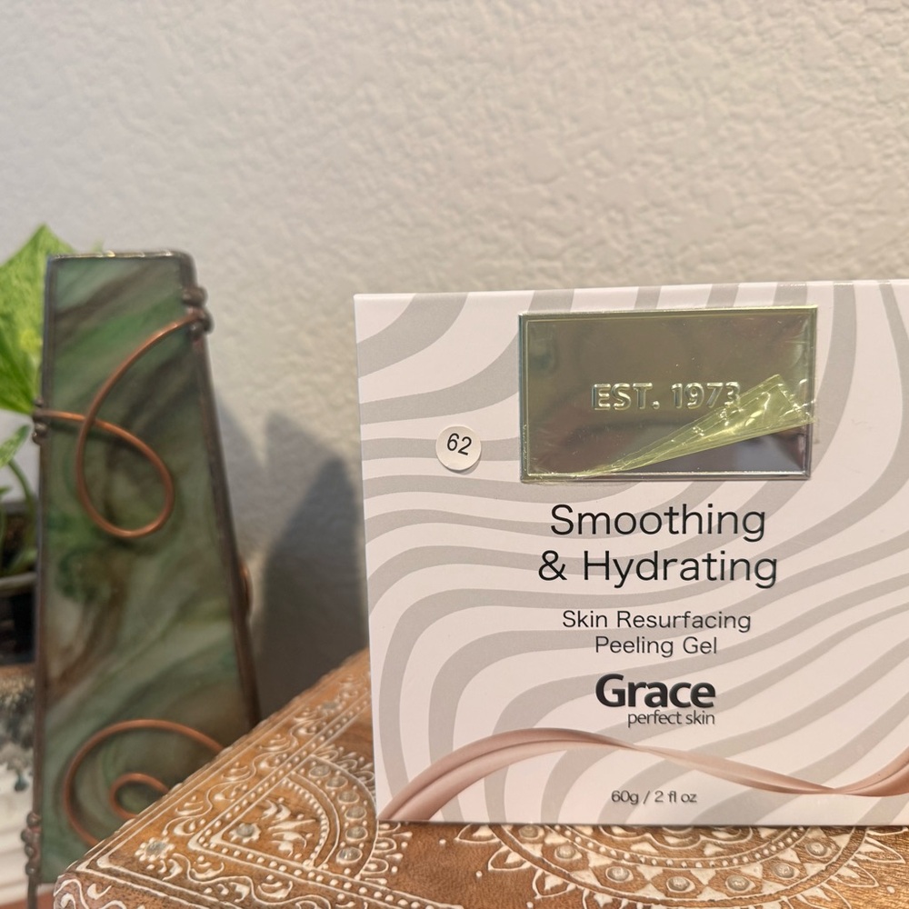 Grace Smoothing & Hydrating Peeling Gel - White and Gold